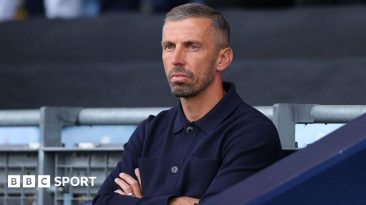 Gary O'Neil watching a Manchester City training session