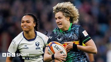 Ellie Kildunne playing for Harlequins, moving with the ball in her right hand