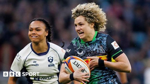 Ellie Kildunne playing for Harlequins, moving with the ball in her right hand