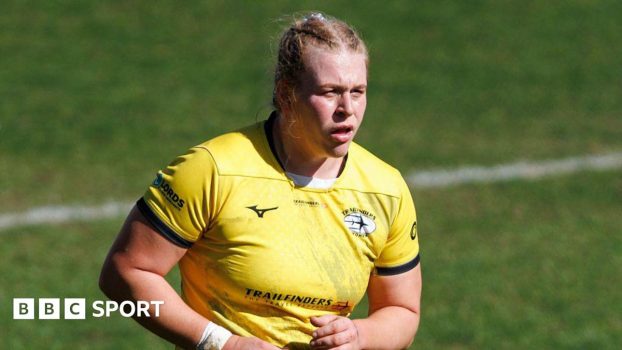 Close-up of Abi Burton playing for Trailfinders Women