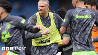 Erling Haaland warming up