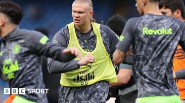 Erling Haaland warming up