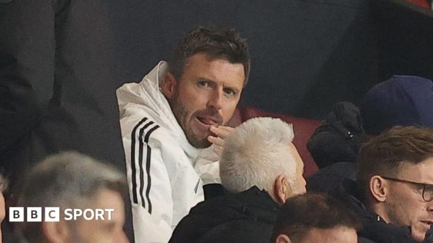 Roberto de Zerbi slumps to his knees during Tottenham Hotspur's draw at home to Leeds United